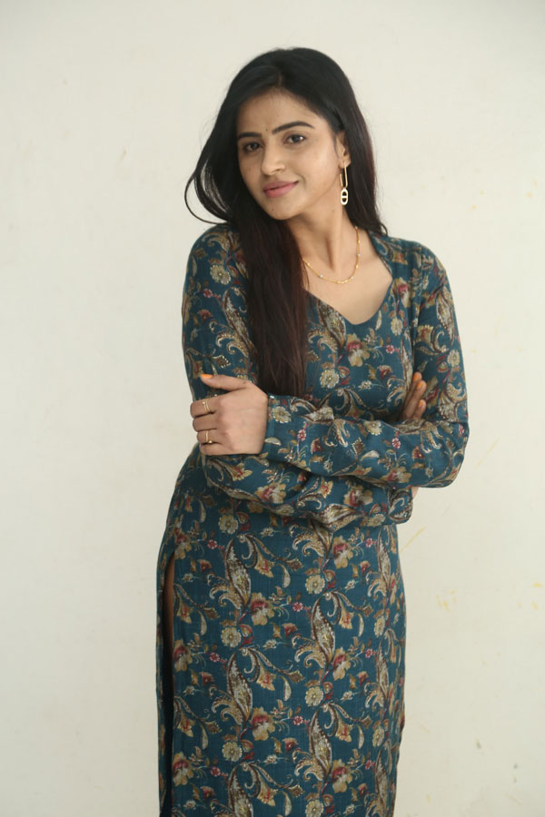 naveena-reddy-stills-18.jpg