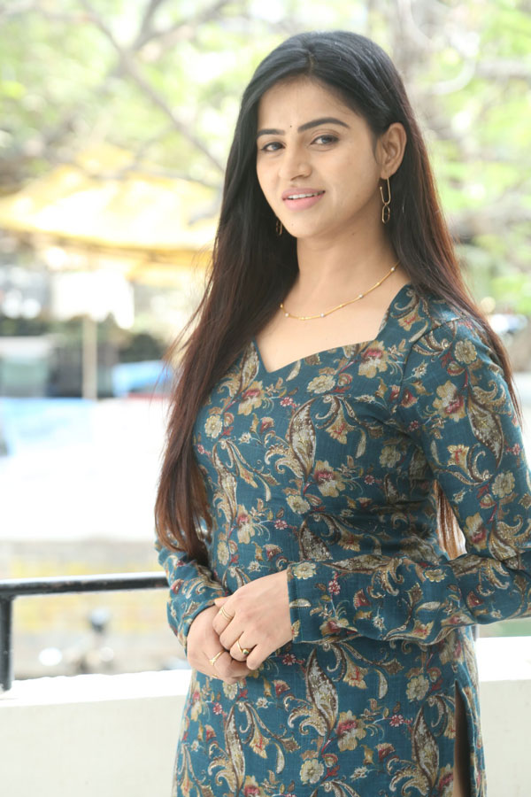 naveena-reddy-stills-3.jpg