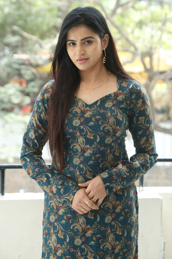 naveena-reddy-stills-4.jpg