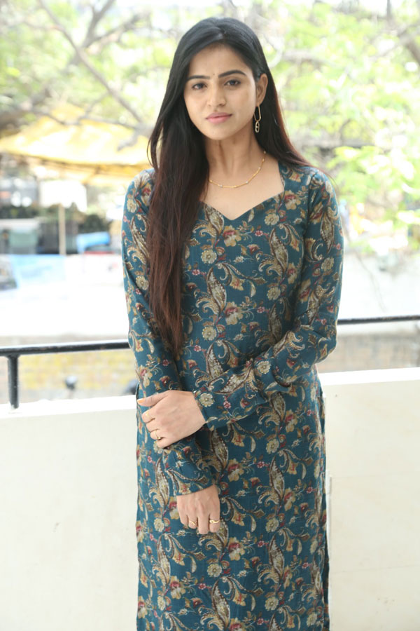 naveena-reddy-stills-5.jpg