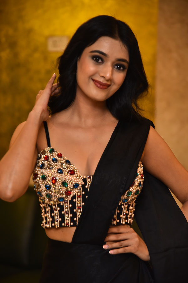 neha-solanki-stills-2-8.jpg