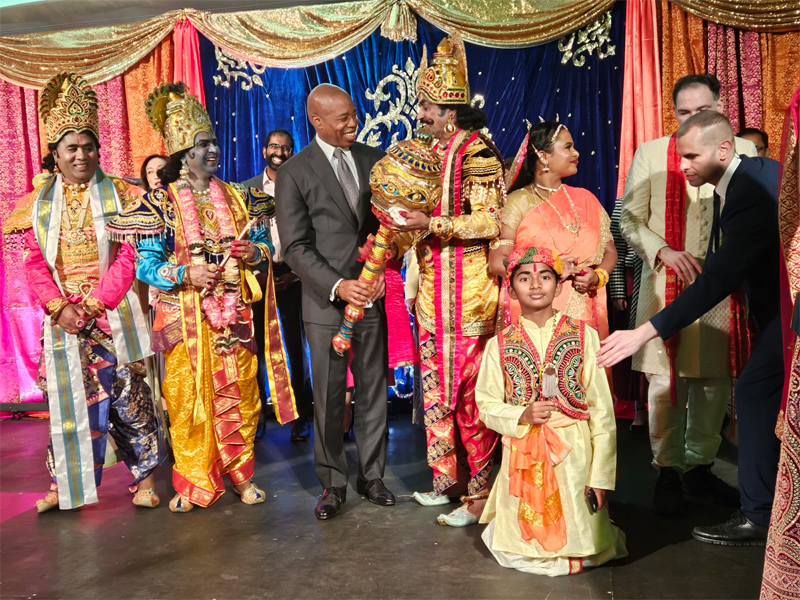 new-york-mayor-watched-narakasura-vadha-natakam-4.jpg