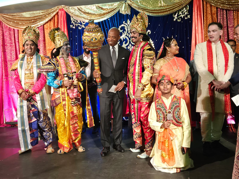 new-york-mayor-watched-narakasura-vadha-natakam-5.jpg