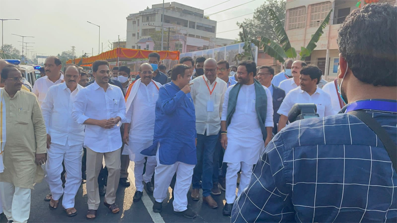 nitin-gadkari-inaugurates-benz-circle-second-flyover-4.jpg