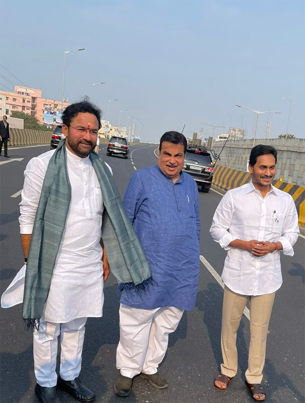 nitin-gadkari-inaugurates-benz-circle-second-flyover-7.jpg