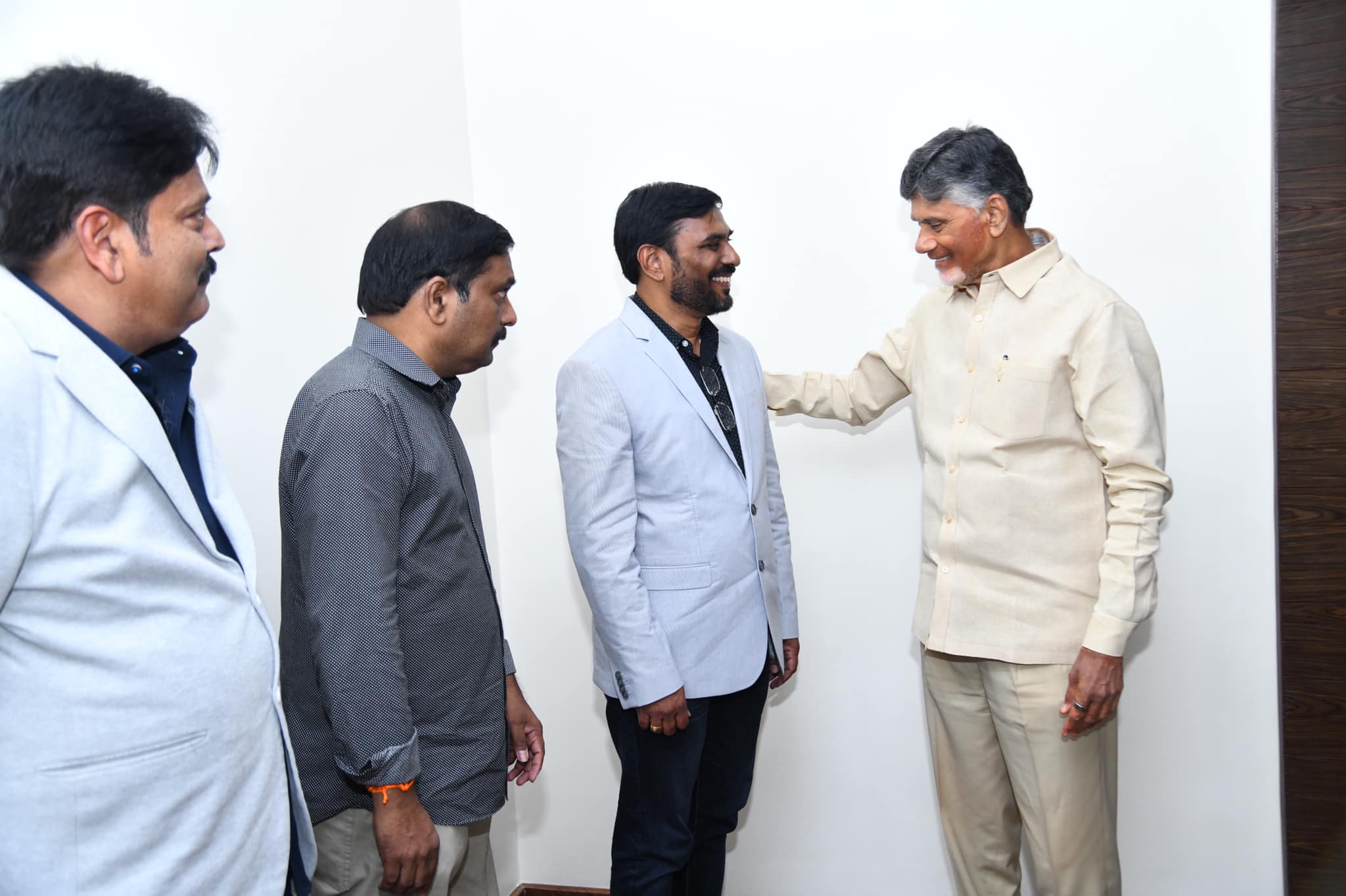 nri-tdp-team-meets-chandrababu-4.jpg