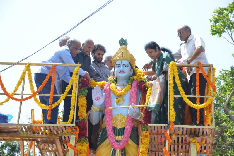 ntr-bronze-statue-unveiled-at-hyderabad-film-nagar-1.jpg