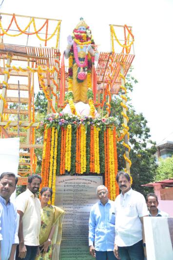 ntr-bronze-statue-unveiled-at-hyderabad-film-nagar-3.jpg