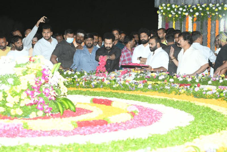 ntr-kalyan-ram-at-ntr-ghat-3.jpg