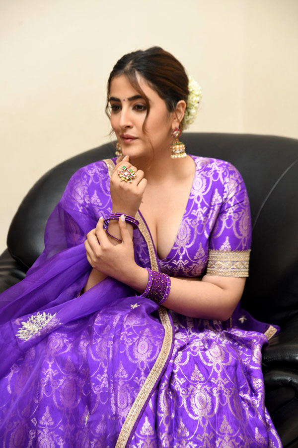 nupur-sanon-stills-2-3.jpg