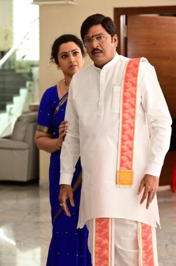 organic-mama-hybrid-alludu-movie-stills-2.jpg