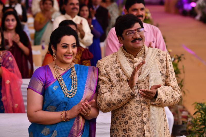 organic-mama-hybrid-alludu-movie-stills-5.jpg