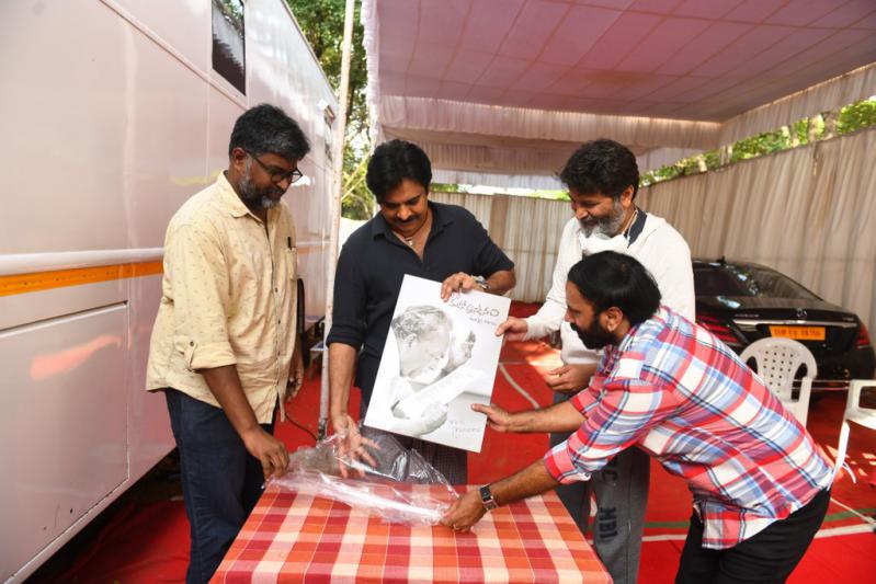 pawan-kalyan-and-trivikram-meet-at-bheemla-nayak-set-2.jpg