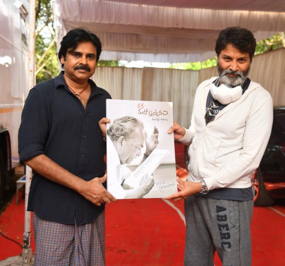 pawan-kalyan-and-trivikram-meet-at-bheemla-nayak-set-3.jpg