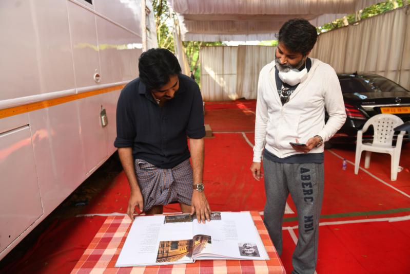 pawan-kalyan-and-trivikram-meet-at-bheemla-nayak-set-5.jpg