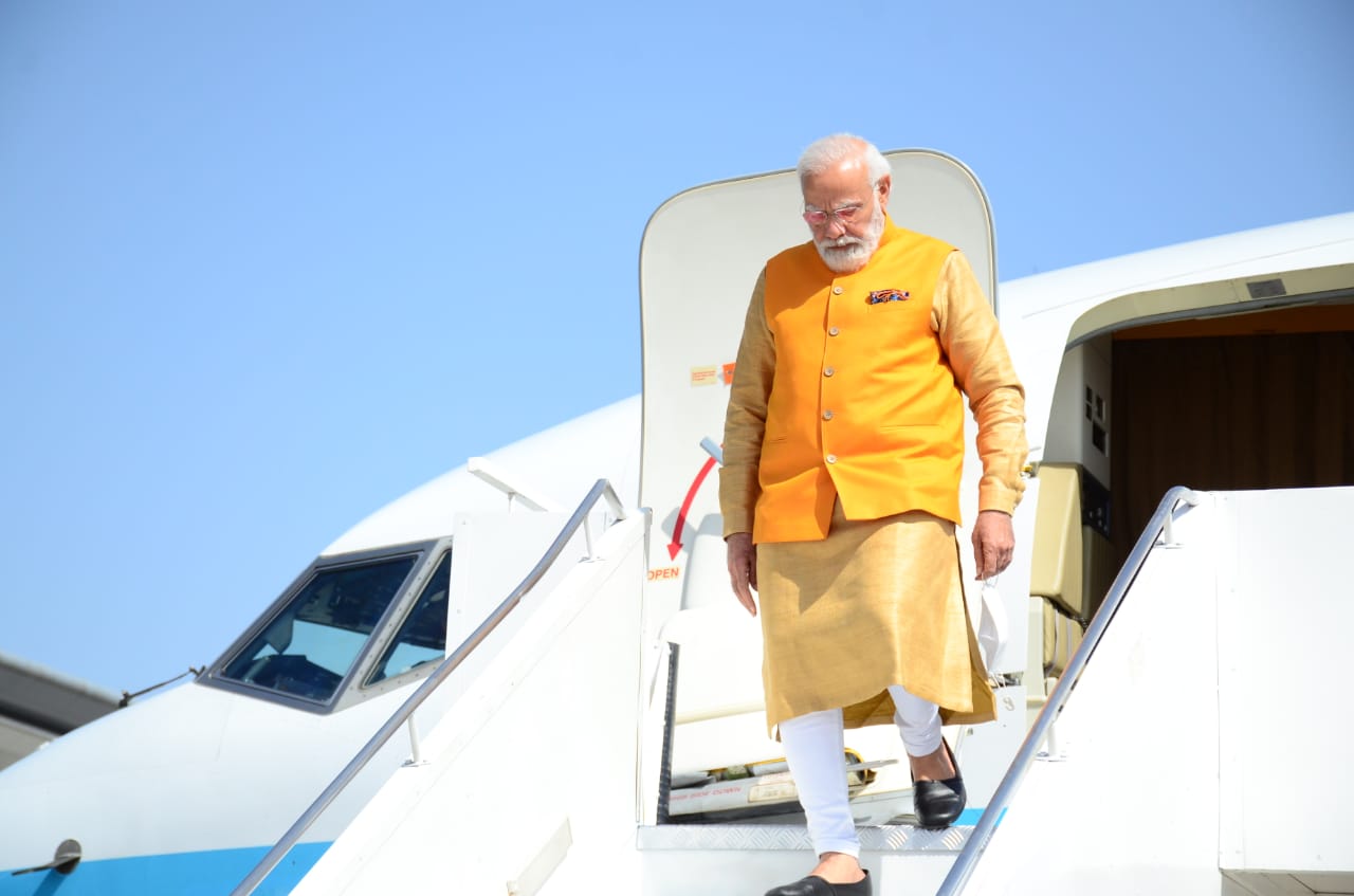 pm-modi-at-shamshabad-airport-2.jpg
