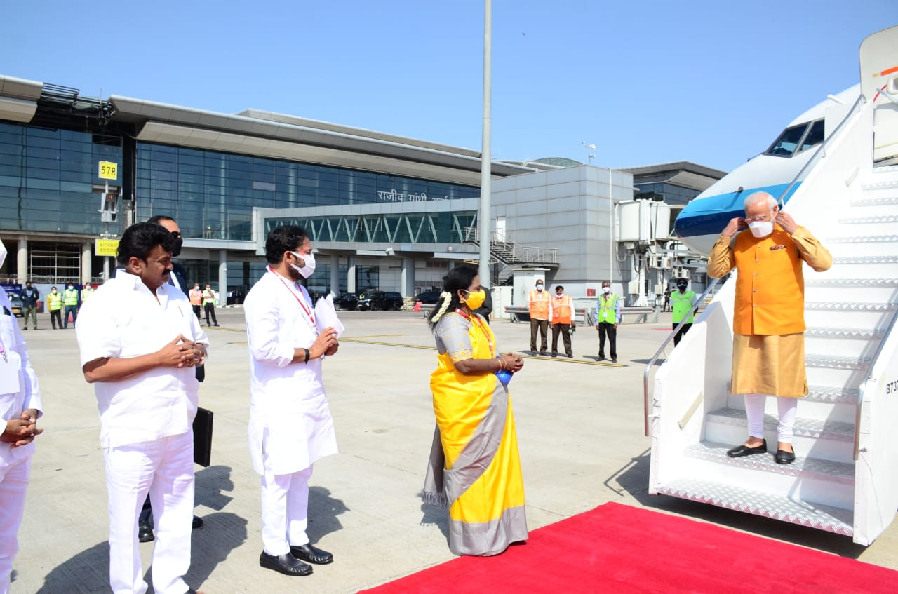 pm-modi-at-shamshabad-airport-3.jpg