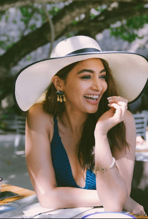 pooja-hegde-stills-3-3.jpg