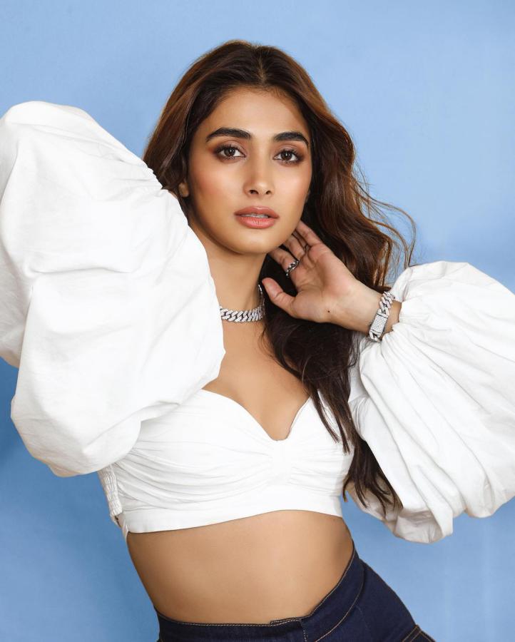 pooja-hegde-stills-4-3.jpg