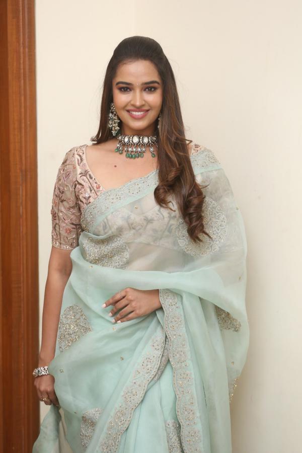poojitha-ponnada-stills-14.jpg