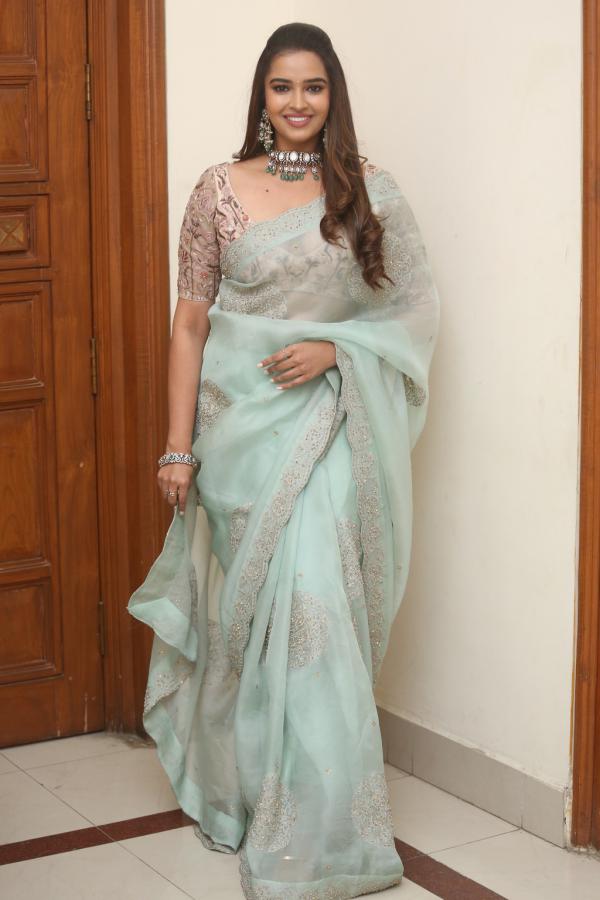 poojitha-ponnada-stills-16.jpg
