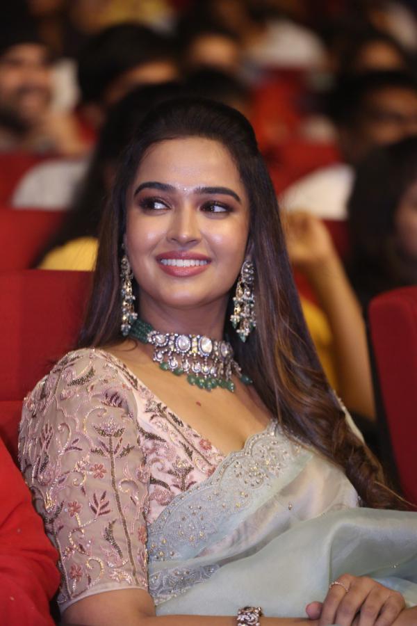 poojitha-ponnada-stills-2.jpg