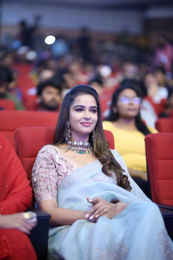 poojitha-ponnada-stills-3.jpg