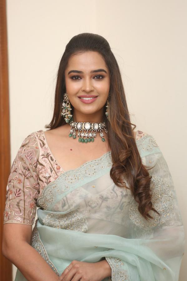 poojitha-ponnada-stills-4.jpg