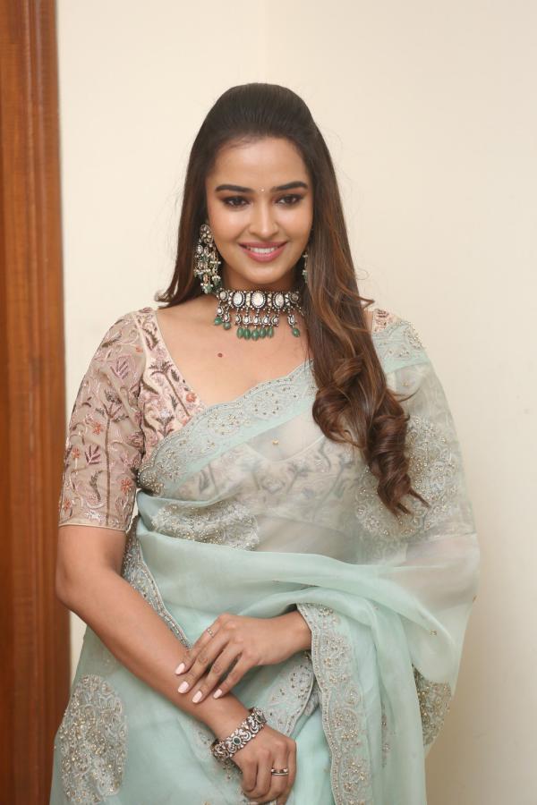 poojitha-ponnada-stills-7.jpg