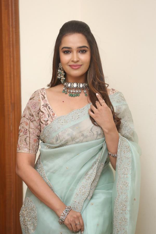 poojitha-ponnada-stills-8.jpg