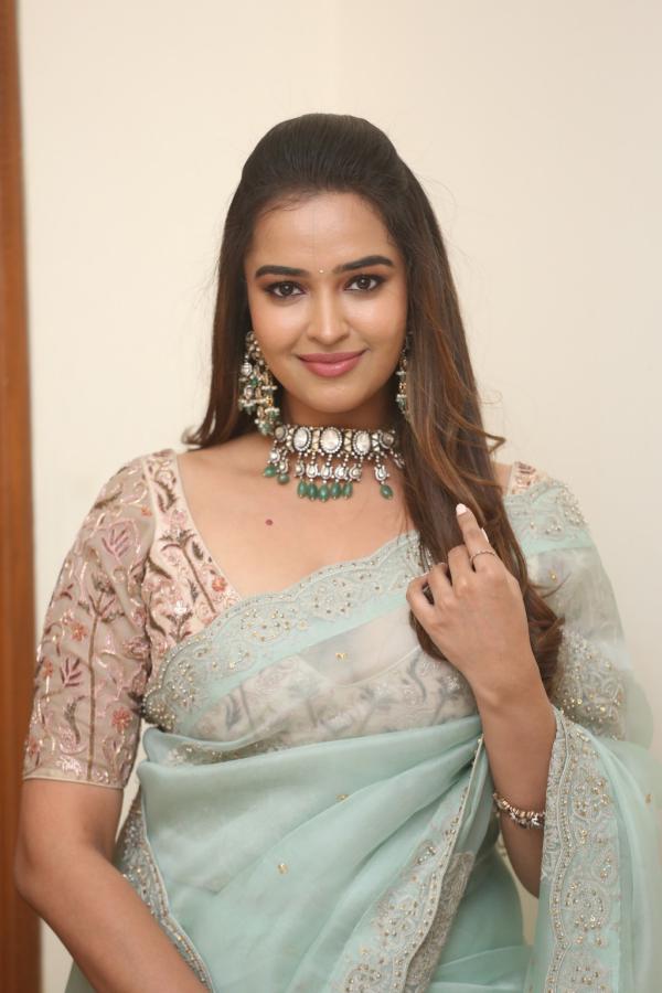 poojitha-ponnada-stills-9.jpg