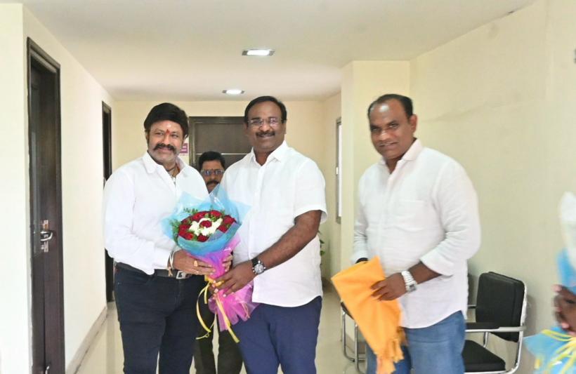 potluri-ravi-donated-wheel-chairs-to-basavatharakam-hospital-4.jpg
