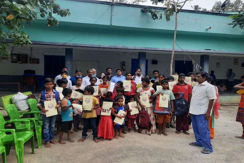 potluri-ravi-helps-to-students-2.jpg
