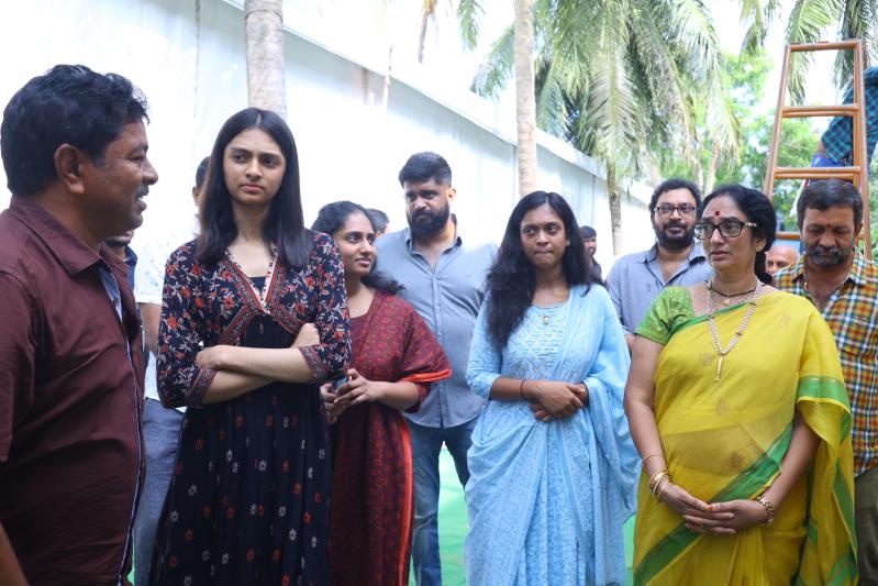 prabhas-and-krishnam-raju-family-at-mogalthuru-1.jpg