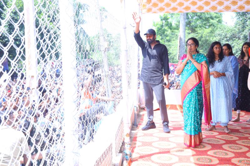 prabhas-and-krishnam-raju-family-at-mogalthuru-10.jpg