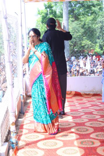 prabhas-and-krishnam-raju-family-at-mogalthuru-11.jpg