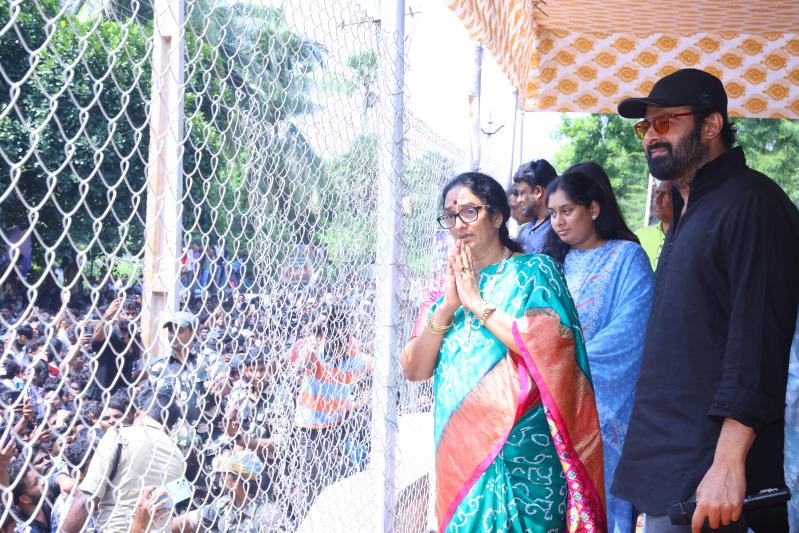 prabhas-and-krishnam-raju-family-at-mogalthuru-12.jpg