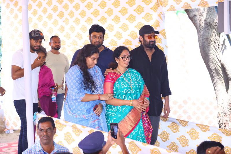 prabhas-and-krishnam-raju-family-at-mogalthuru-13.jpg