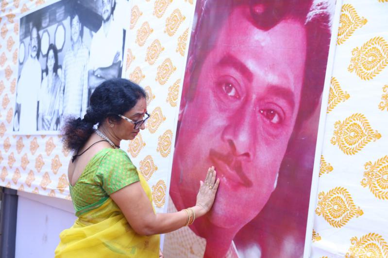 prabhas-and-krishnam-raju-family-at-mogalthuru-14.jpg