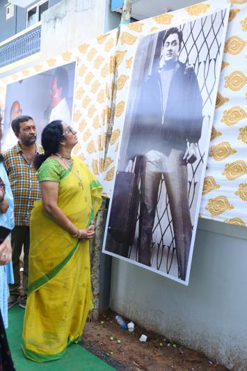 prabhas-and-krishnam-raju-family-at-mogalthuru-2.jpg