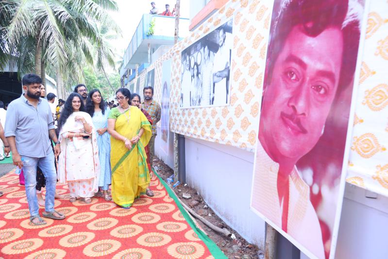 prabhas-and-krishnam-raju-family-at-mogalthuru-4.jpg