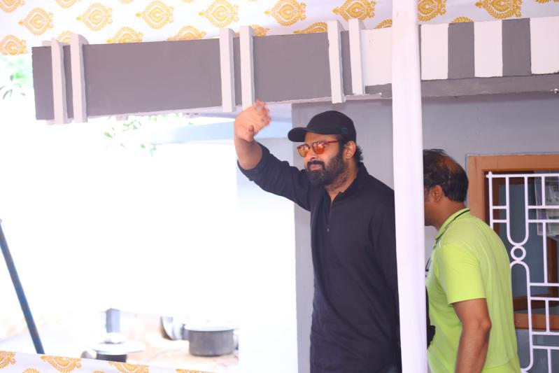 prabhas-and-krishnam-raju-family-at-mogalthuru-5.jpg
