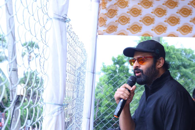 prabhas-and-krishnam-raju-family-at-mogalthuru-8.jpg