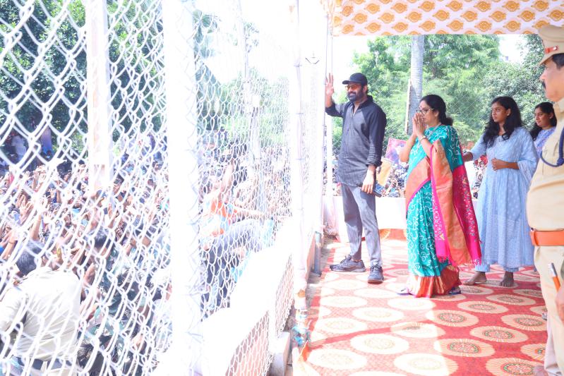 prabhas-and-krishnam-raju-family-at-mogalthuru-9.jpg