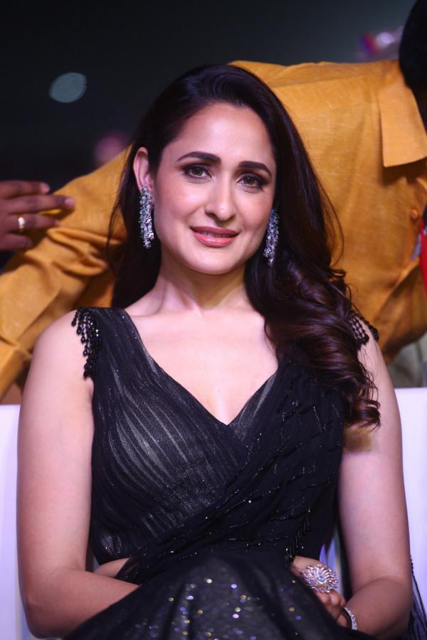 pragya-jaiswal-stills-2-10.jpg