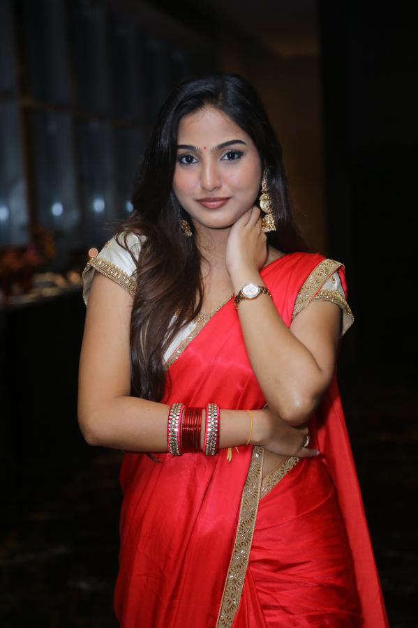 pranavi-manukonda-stills-2-12.jpg