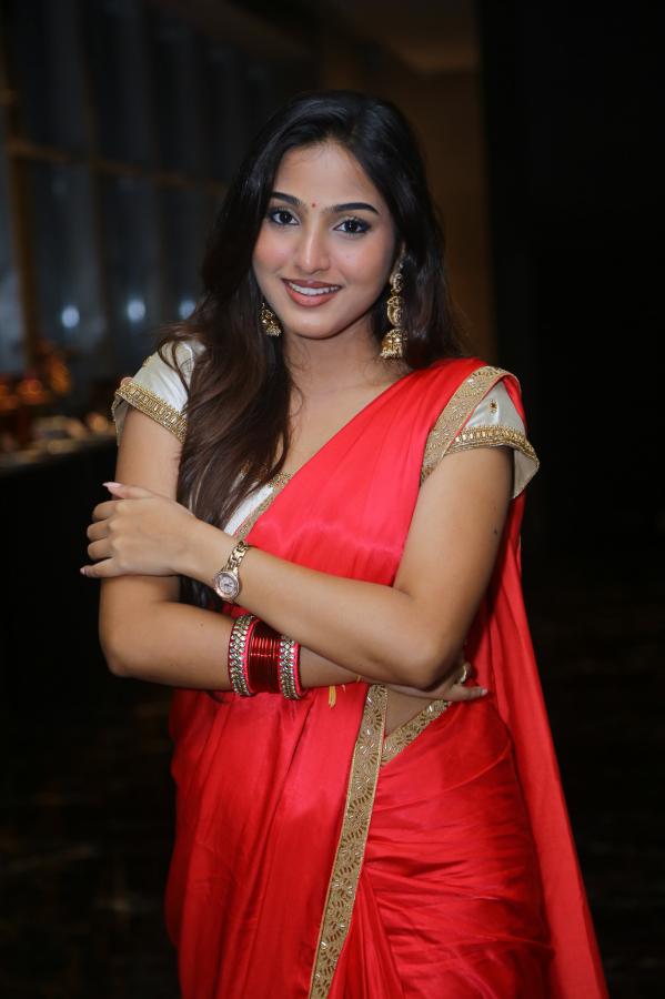 pranavi-manukonda-stills-2-14.jpg