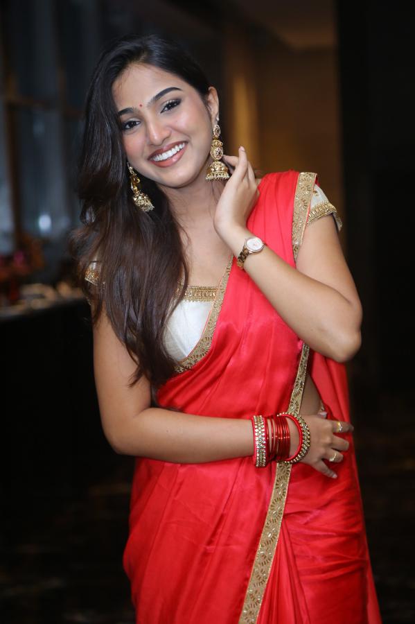 pranavi-manukonda-stills-2-2.jpg