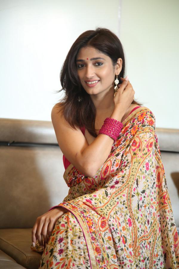 priya-vadlamani-latest-stills-7.jpg