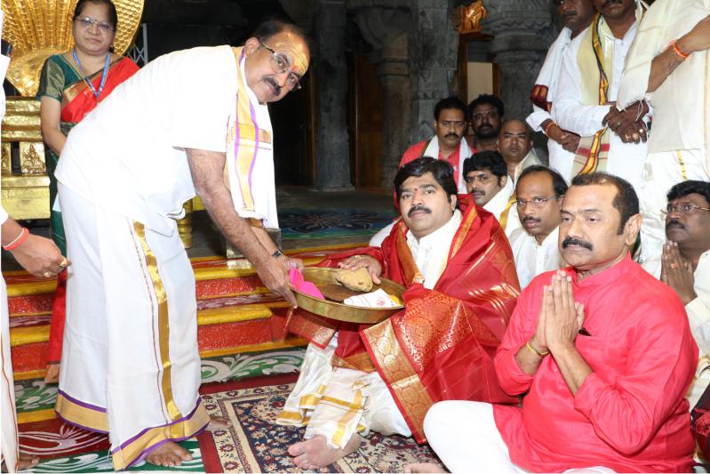 producer-dasari-kiran-kumar-takes-oath-as-ttd-member-2.jpg